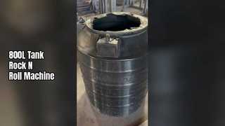 Máquina de rotomoldagem faz tanques de água de 800L